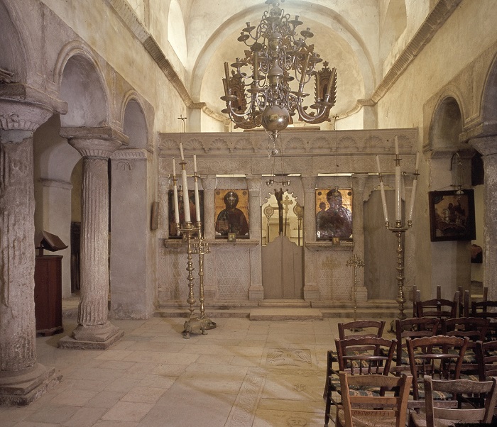 Церковь ста дверей на Паросе, представляет собой древнейший христианский храм на территории Греции.