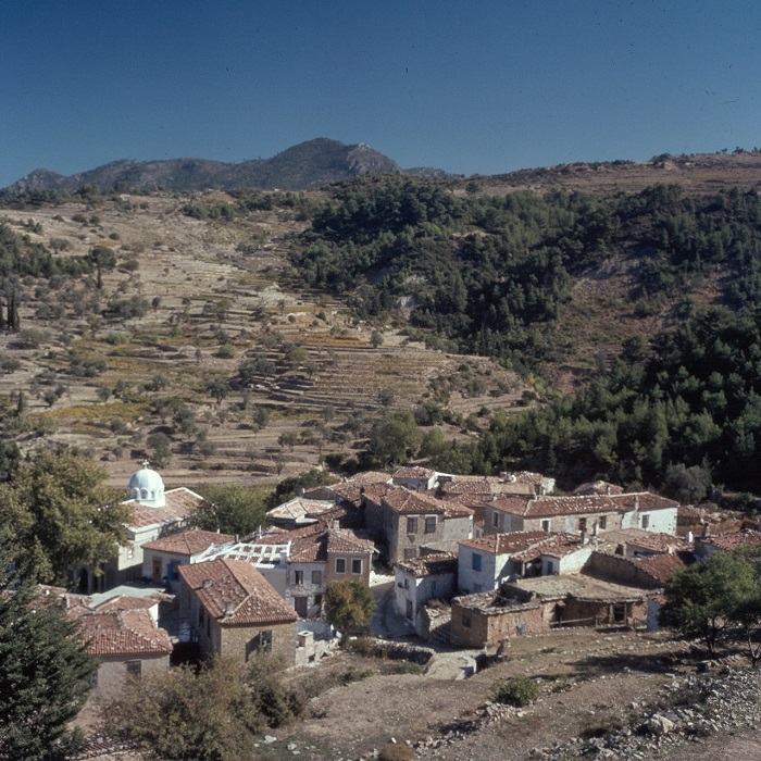 Маленькая горная деревня, претендующая на статус пригорода Афин.