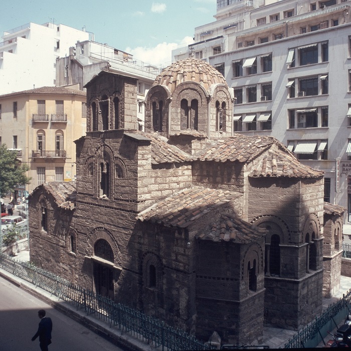 Одна из самых старых приходских церквей в Афинах, названа в честь сразу двух православных людей.