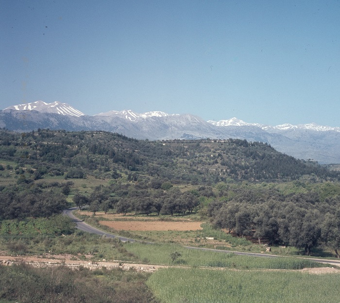 Белые горы или Левка Ори на северном побережье острова Крит.