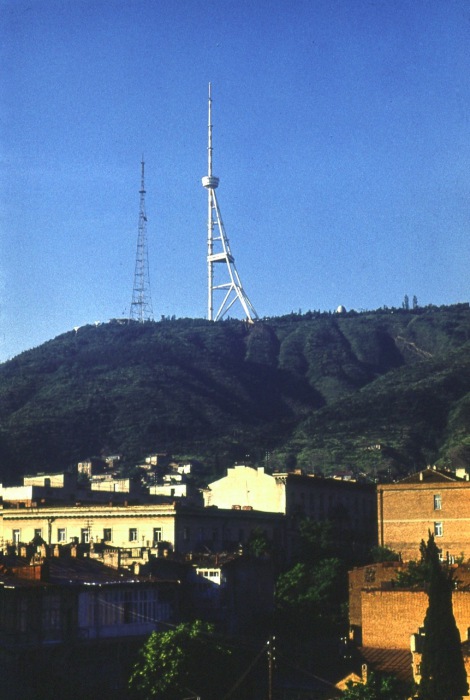 Тбилиси окружен горами и все теле и радиовышки охватывают весь город.