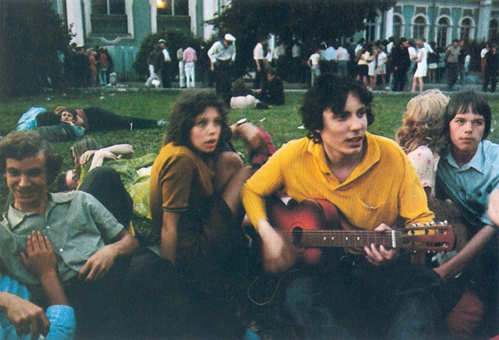 Группа студентов отмечает выпускной, 1980 год.