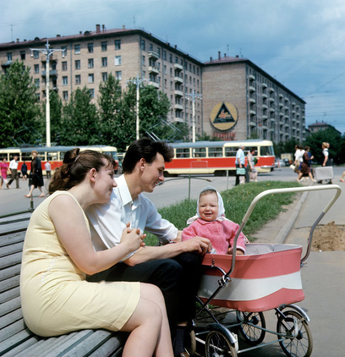 Семья в сквере на Ленинском проспекте, 1969 год.