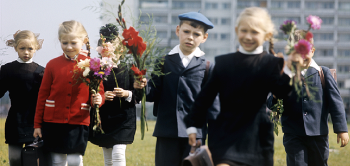 Советские дети идут в школу.