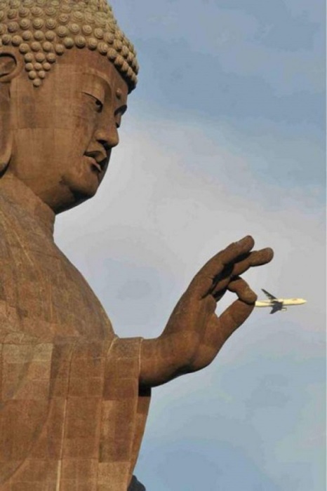 Статуя Будды, задерживающая самолет.