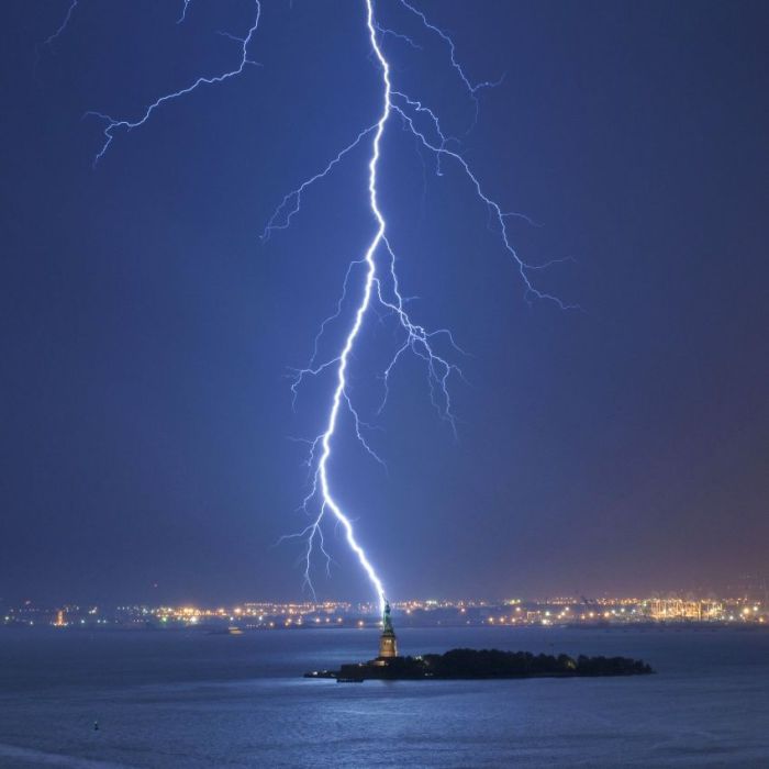 Удар молнии в Нью-йоркском заливе.
