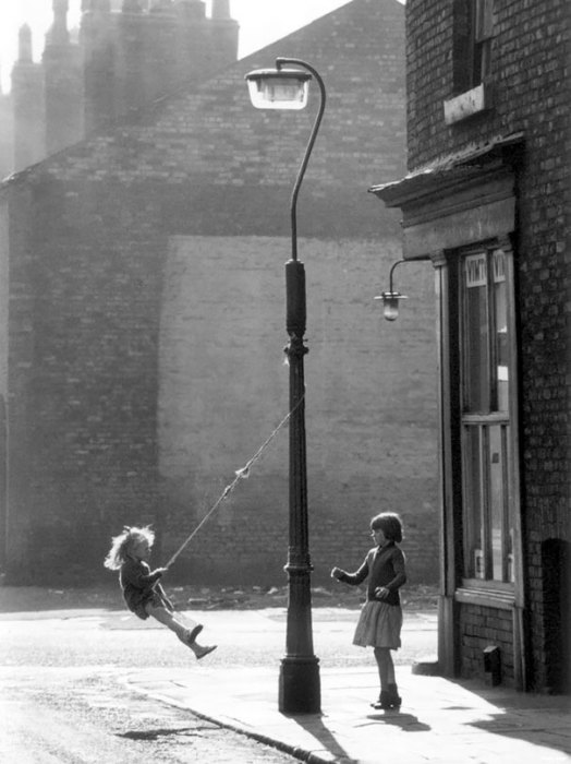 Две девочки на импровизированных качелях, Манчестер, 1965 год.