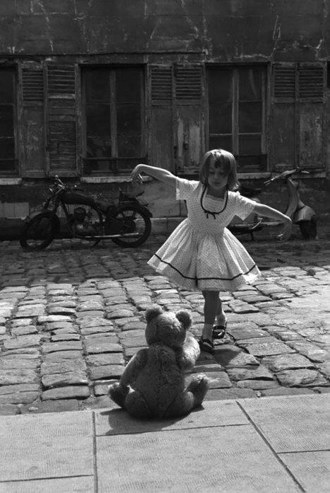  Девочка танцует перед плюшевым мишкой, Париж, 1961 год.