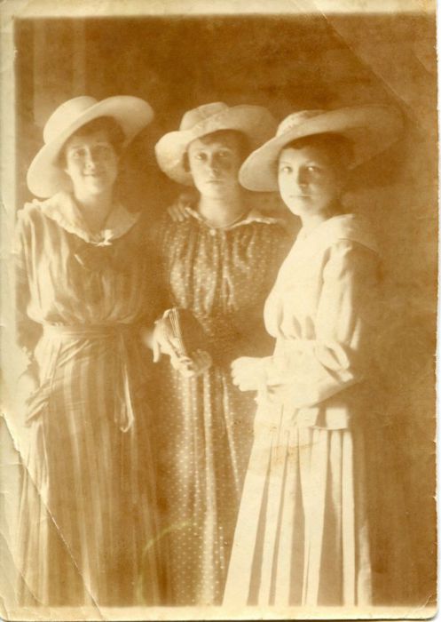 Молодые дамы в оригинальных свободных летних платьях и шляпах.
