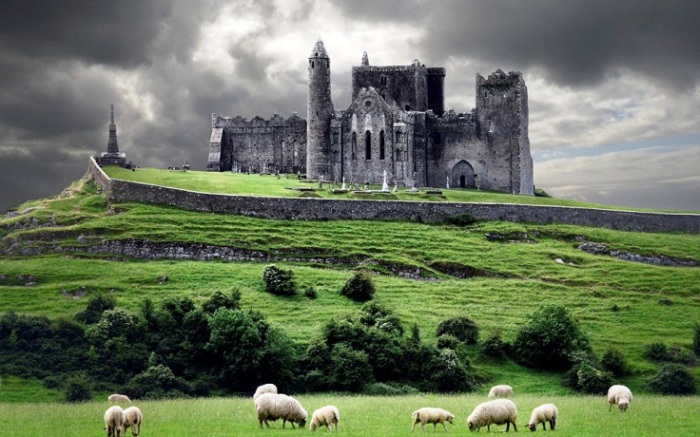 Древняя резиденция королей Ирландии в течение нескольких сотен лет до норманнского вторжения.