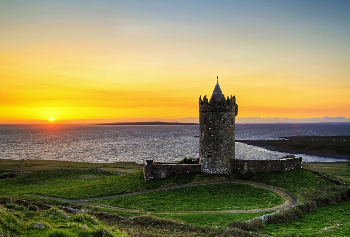 Замок 16-го века или «форт в округленных холмах», с небольшими стенами корпуса, расположен примерно в 1 км от прибрежной деревни Дулин в графстве Клэр, Ирландия.