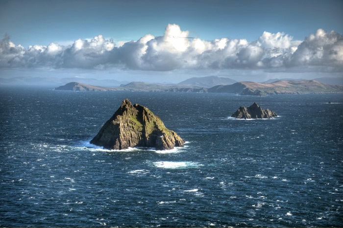Два маленьких скалистых острова, Литл Скеллиг и Скеллиг-Майкл расположены в 18 км от юго-западного побережья Ирландии и возвышаются на 213 м над бурными водами Атлантического океана.