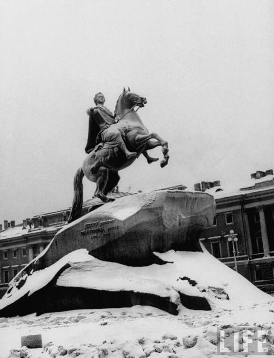 Памятник Петру I на Сенатской площади в Ленинграде.