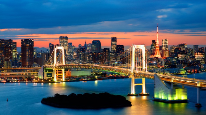 Один из известнейших мостов в Японии, соединяющий две части Токио, названный из-за его иллюминации в ночное время.