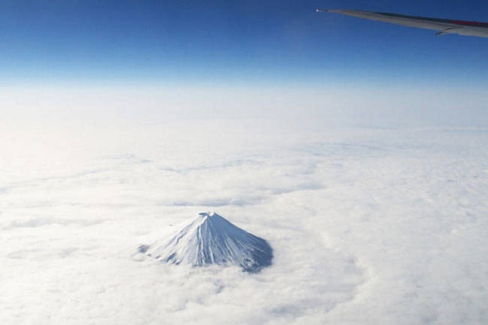 Фудзи — самая высокая горная вершина (3776 м) Японии. Самый красивый и действующий вулкан в мире.