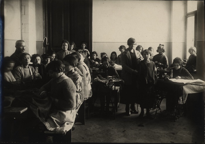 Обучение подростков швейному делу, 1922 год.