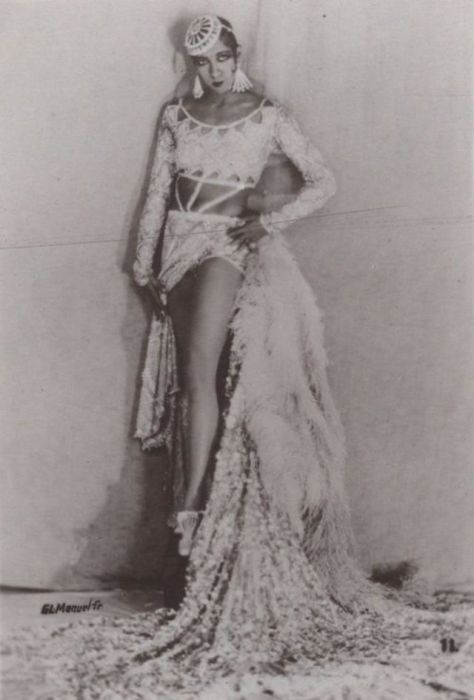 Жозефина в ярком сценичном костюме, который украшен тысячами блесток и перьями.