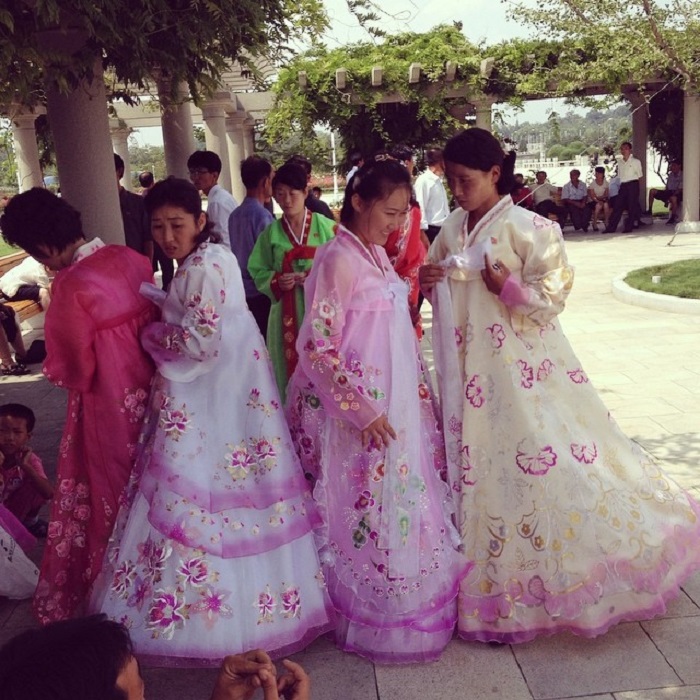 Кореянки в национальных платьях.