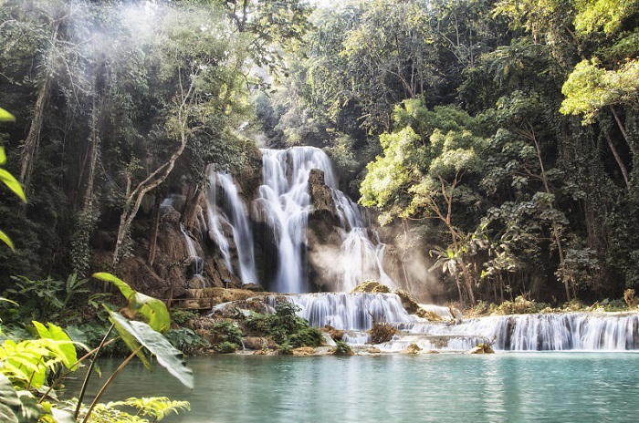 Природная фантастическая красота каскадов водопада.