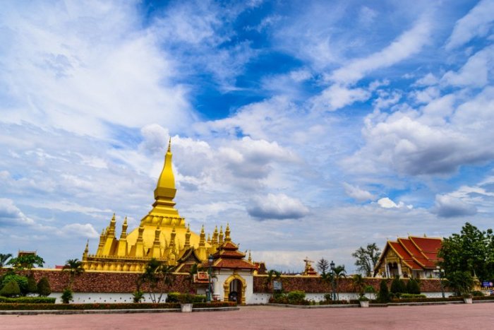 Город расположен  на северо-восточном берегу реки Меконг, существенно отличается от других столиц стран Юго-Восточной Азии.