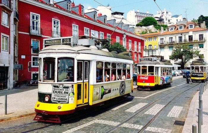 Маршрут трамвайной линии 28 проходит через самые старые районы города мимо  популярных достопримечательностей Лиссабона и Португалии.