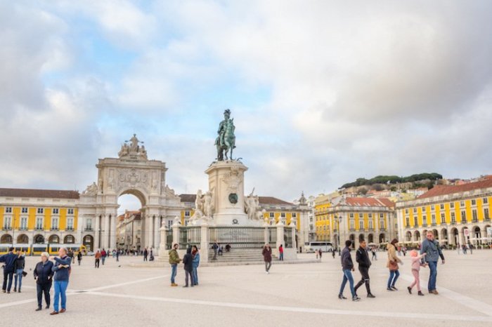 Площадь «Праса-ду-Комерсиу» одна из главных достопримечательностей Лиссабона расположенная на набережной города.