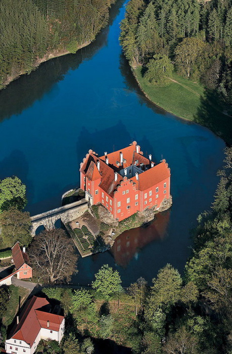 Двухэтажный замок возвышающийся на скалистом острове посреди озера.