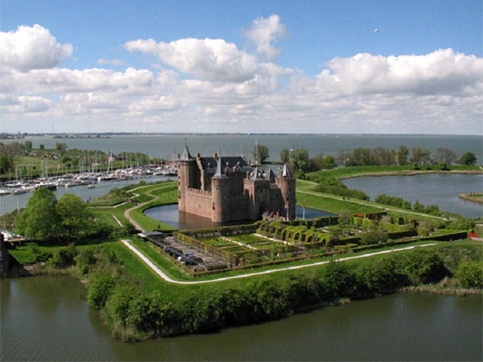 Самый знаменитый и прекрасный замок Нидерландов, был заложен в 1280 году.