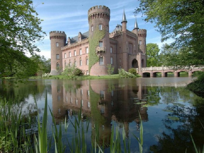 Такое название замка было выдумано голландскими рабочими, что в переводе означает - «красивая стена».