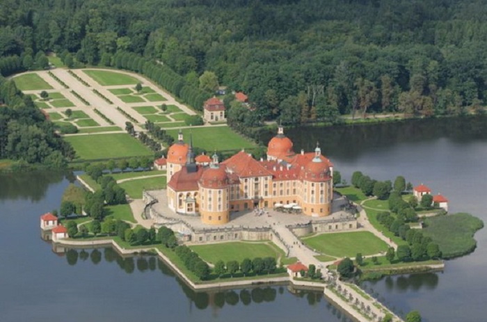 Дворец в немецкой Саксонии, построен в стиле барокко на симметричном искусственном острове.