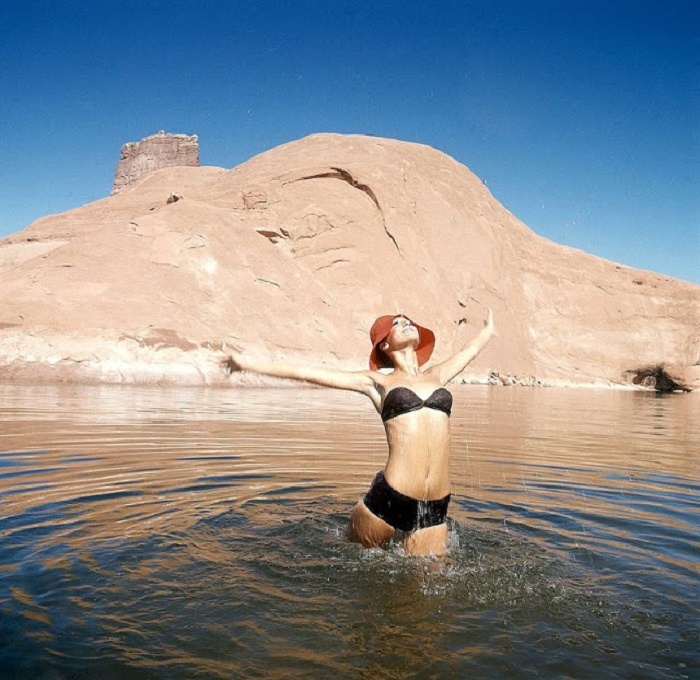 Американская фотомодель и актриса в раздельном купальнике на съемках для журнала «Vogue», проходивших на озере Пауэлл в Аризоне.