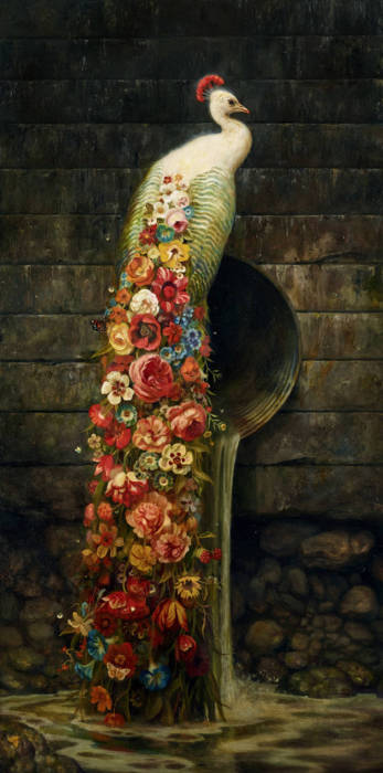 Павлин с хвостом из цветов, сидящий на городской водосточной трубе.