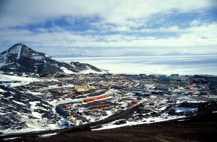 Крупнейшее поселение, порт, транспортный узел и исследовательский центр в Антарктике.