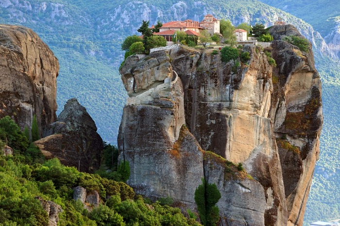 Одни из самых крупнейших монастырских комплексов на территории Греции.
