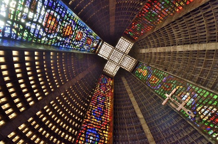 Форма собора обеспечивает отличную акустику, а свет, который проникает сквозь витражи, придает всему происходящему мистическую атмосферу.