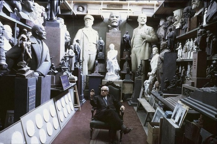 Матвей Манизер, ведущий советский скульптор в своей огромной студии.