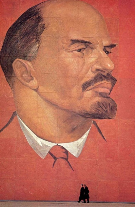 Прохожие и Ленин.