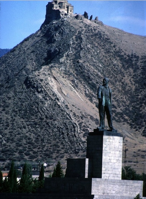 Статуя В. И. Ленина около Монастыря Креста в Грузии.