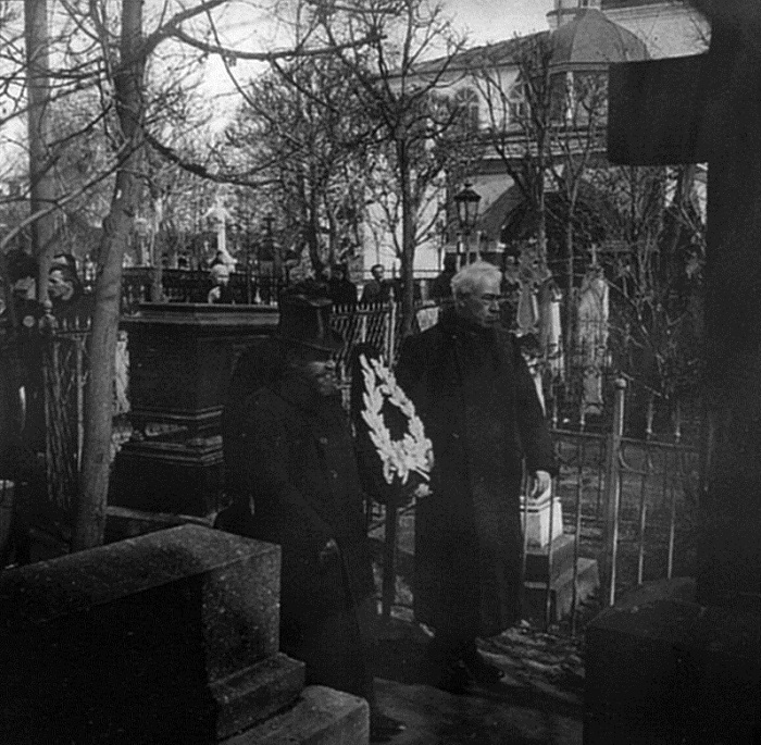 19 марта 1909 г. К.С. Станиславский и В.И. Немирович-Данченко возлагают венок на могилу Гоголя на кладбище Данилова монастыря.