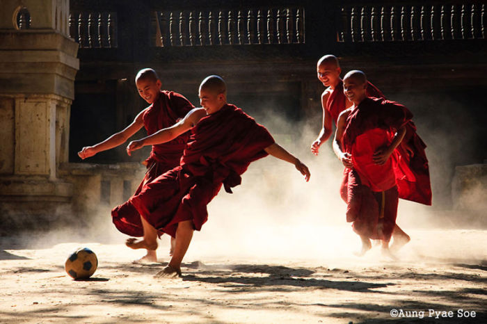 Молодые монахи-новички любят поиграть в футбол.