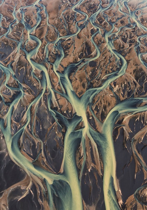 Крупнейшая и самая длинная река на острове Исландия с высоты птичьего полёта, протекающая в юго-западной части страны. Фотограф - Шон Энш (Sean Ensch).