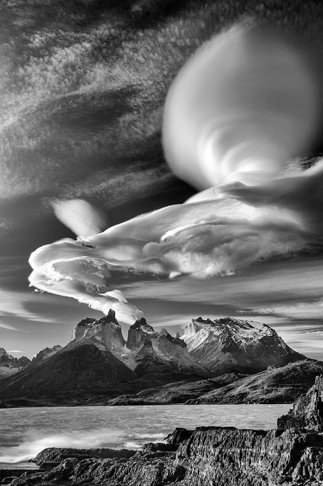 Категория: «Места». Автор снимка c облаком необычной формы – китайский фотограф Майкл Фанг (Michael Fung).