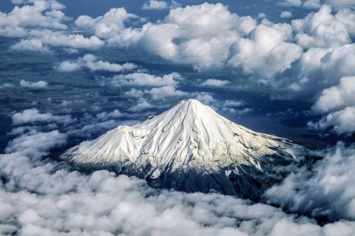 Северный остров в Новой Зеландии знаменит одной из удивительных природных достопримечательностей — вулканом Таранаки.