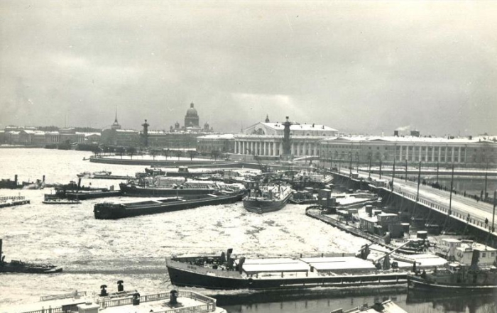 Шквальный ветер сорвал с якорей более 30 судов, ожидающих разгрузки, и бросил их на мост, 1956 год.