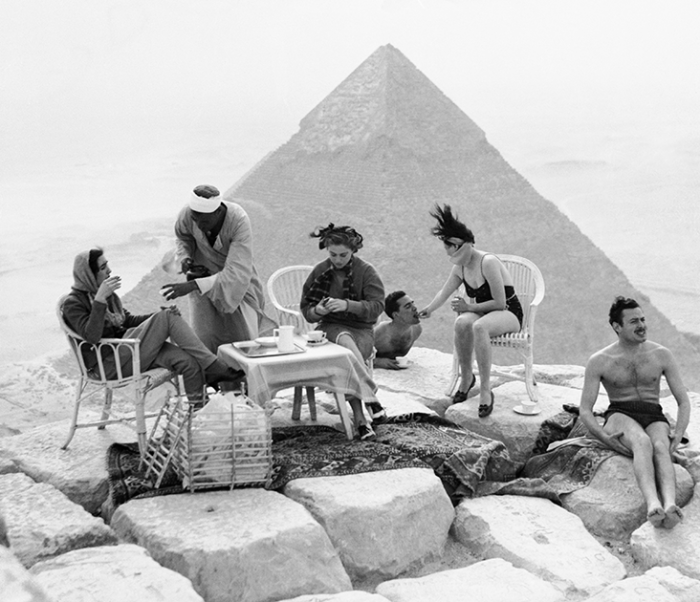 Туристы пьют чай на вершине одной из Великих Пирамид.