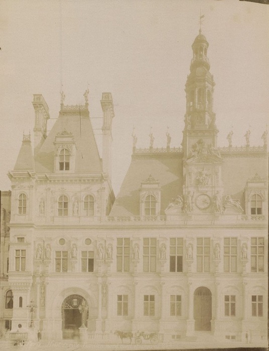 Парижская мэрия - это городской дворец Отель-де-Виль, с фасадом длиной 110 метров.