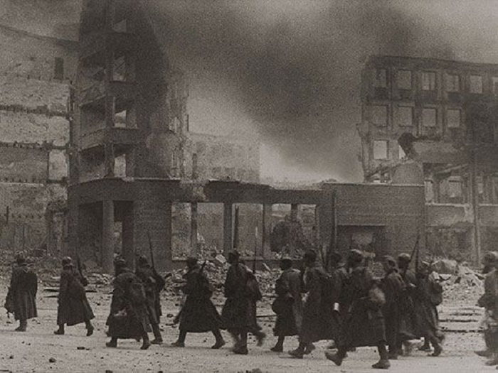 Советские войска в разбитом боями городе.