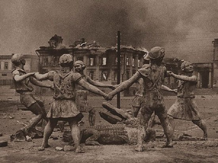 Фонтан на привокзальной площади, ставший символом Сталинградской битвы.
