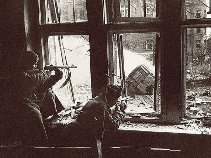 Шаг за шагом, дом за домом освобождали советские войска Сталинград.