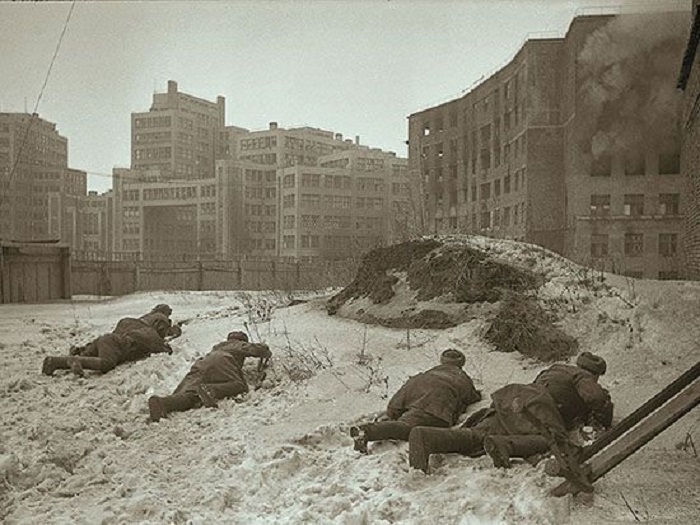 Советские войска на улицах Харькова.